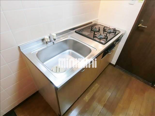 キッチン　ガスコンロ３口付きです。