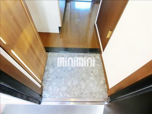 玄関　段差の低い玄関です。