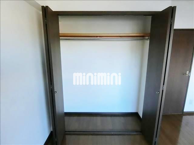 収納　コートも掛けられるクローゼットです。