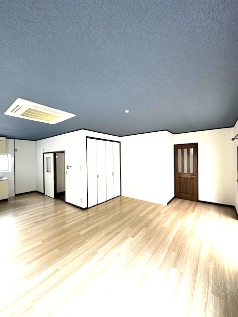 小石本町戸建の居間写真