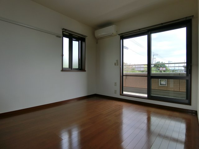 居室・リビング　南向き２面採光の明るい室内。