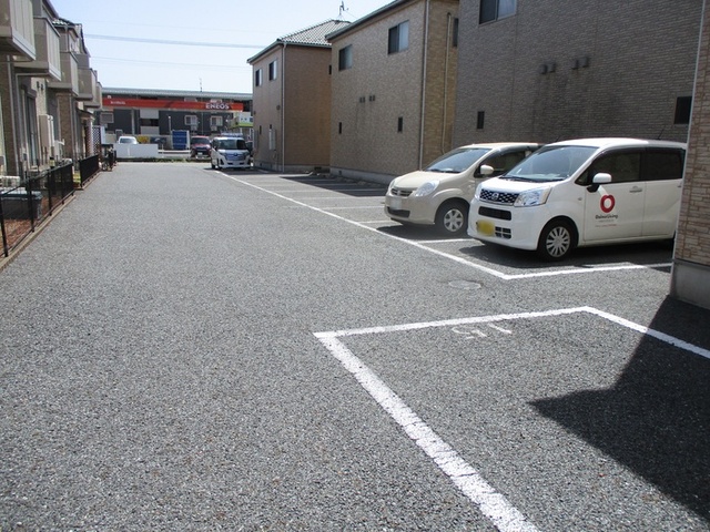 建物外観　駐車場