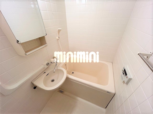 バス・シャワールーム　ゆったりと湯船に浸かれるバスルーム