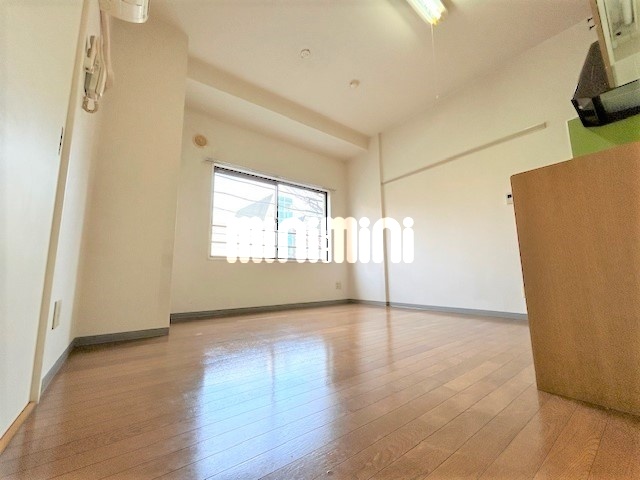 居室・リビング　４．３帖の洋室、寝室としてお使いいただけます