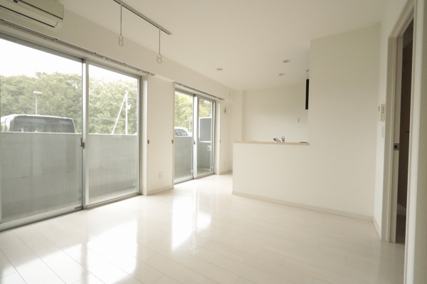 居室・リビング　11.98帖の白を基調としたリビング