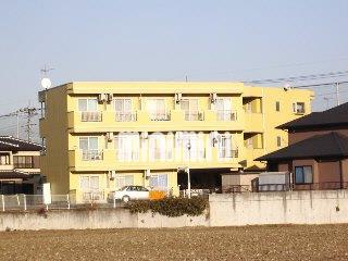 建物外観　黄色のマンションが目印ですよ。