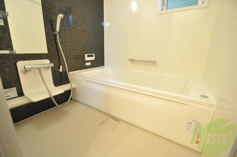 バス・シャワールーム　足を伸ばして、ゆっくりできる大きなバスルームですよ。