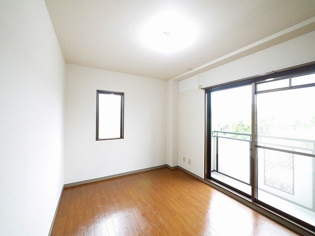 その他部屋・スペース　落ち着いた色調の寝室です