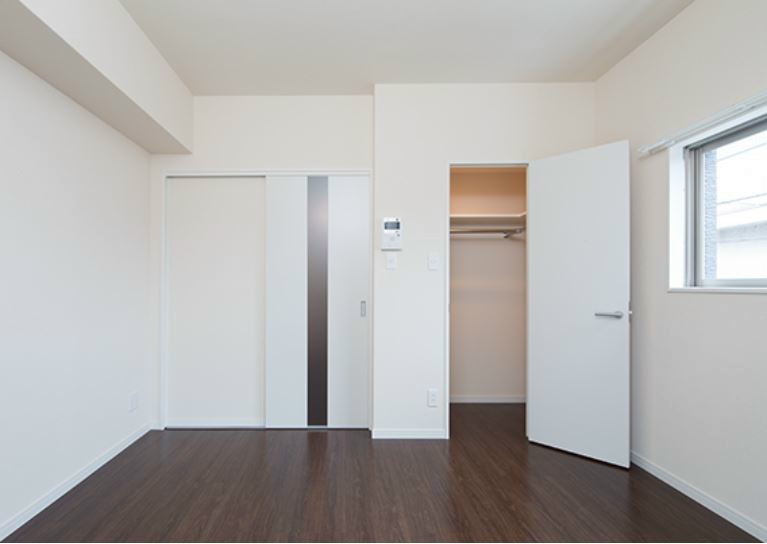 居室・リビング　小窓が付くのは角部屋のみです。