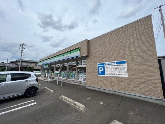 コンビニ　ファミリーマート岩沼たけくま店（コンビニ）まで300m