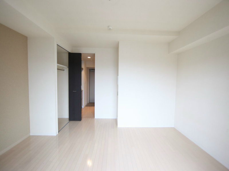 居室・リビング　洋室8.1帖　クローゼット付（収納充実してます）