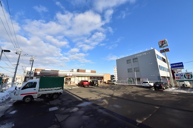 コンビニ　セブンイレブン札幌本郷店（コンビニ）まで522m