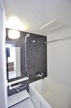 バス・シャワールーム　浴室乾燥機付きバス。