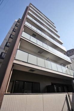 建物外観　鉄筋コンクリート造のがっちりとした建物。