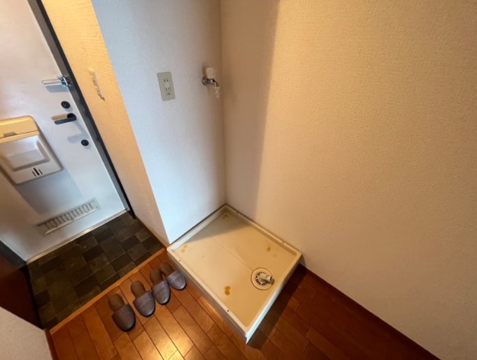 玄関　内装は別部屋の参考写真です。