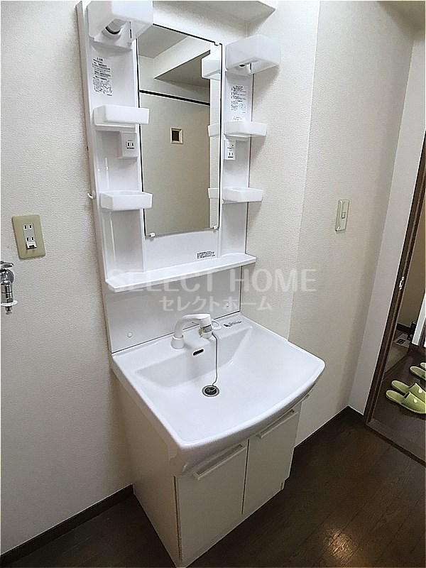 洗面設備　独立洗面台、朝の身支度には欠かせません