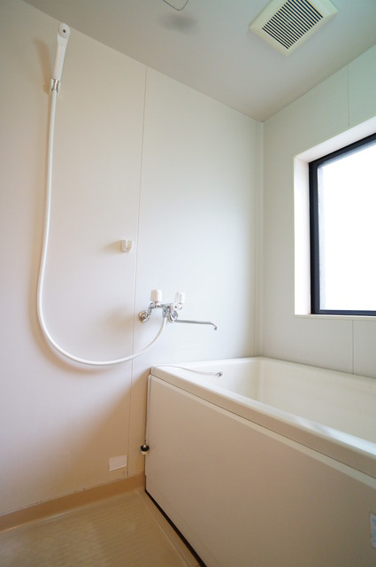 バス・シャワールーム　清潔感のある浴室で、１日の疲れを癒しリラックスできます♪