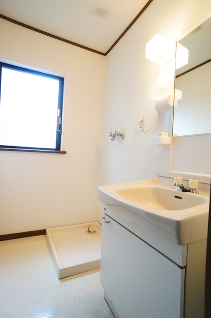 洗面設備　洗面台は人気の独立タイプ！毎日のお出かけ準備もらくらく☆