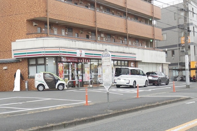 コンビニ　セブンイレブン日野三沢店（コンビニ）まで547m
