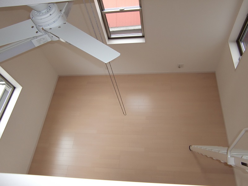 居室・リビング　「明るい色の床材を使用したお部屋です」