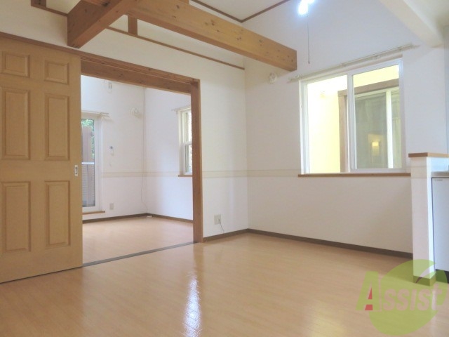 居室・リビング　リビングはこんな感じです。窓が大きくてよく陽が入ってきます。