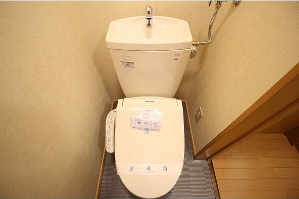 トイレ　嬉しいウォシュレット付きのトイレ！便座温かいですよ♪