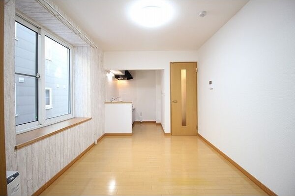 居室・リビング　明るい居間で気持ちまで明るくなりますね！