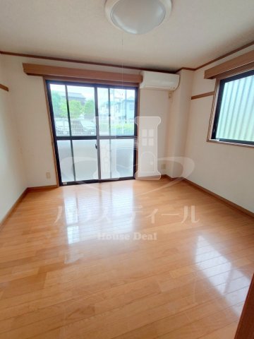 居室・リビング　別号室参考写真です