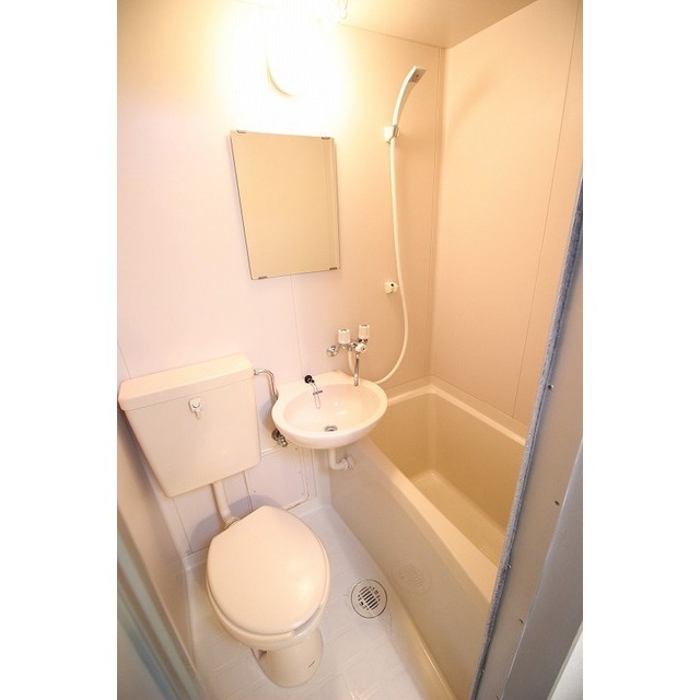 バス・シャワールーム　洗面台、鏡付いております♪