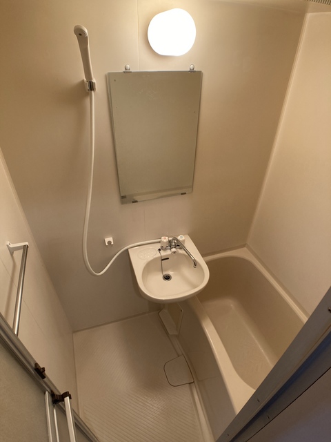 バス・シャワールーム　※補修前の参考画像の為、設備等は現況優先。