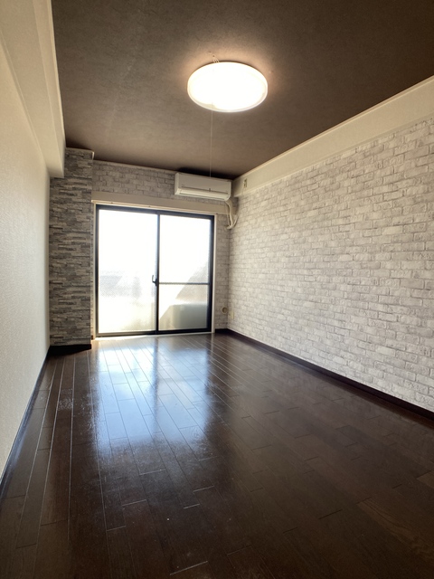 居室・リビング　※補修前の参考画像の為、設備等は現況優先。