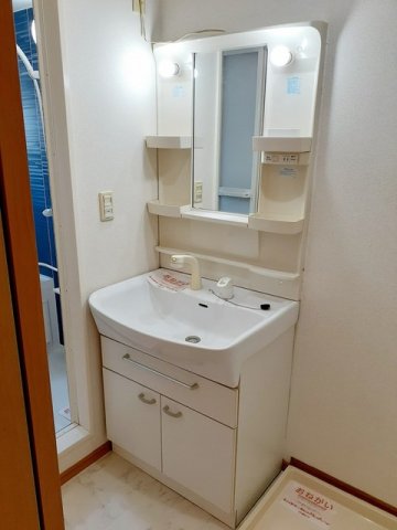 洗面設備　ゆったりとスペースのある洗面所