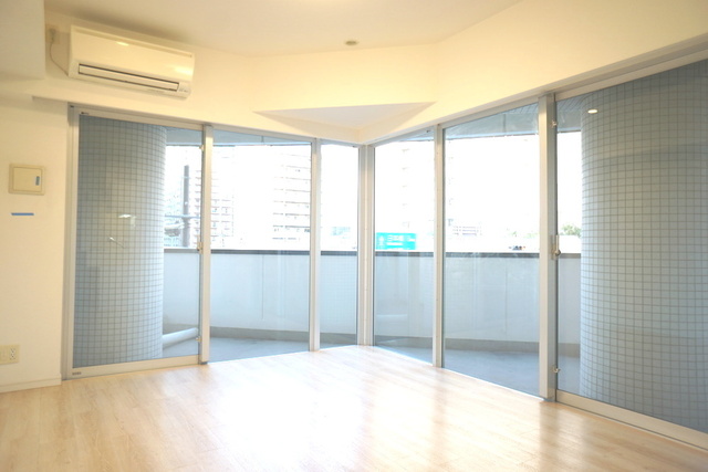 居室・リビング　約１０．２帖のベッドルーム