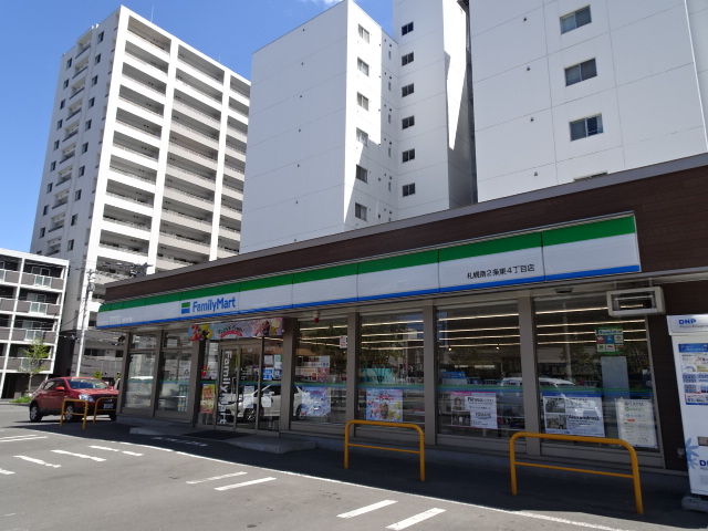 コンビニ　ファミリーマート札幌南2条東4丁目店（コンビニ）まで130m