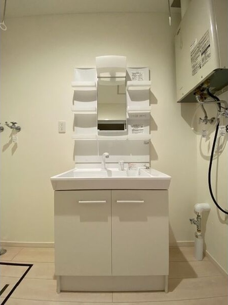 洗面設備　シャワードレッサー付きです！