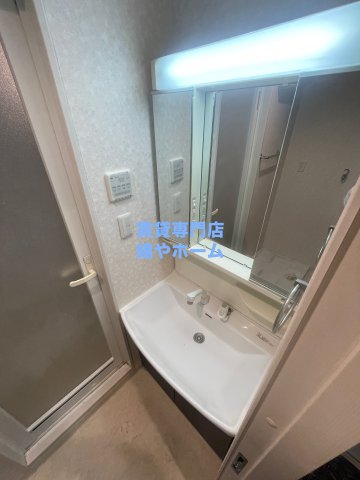 洗面設備　ゆったりとスペースのある洗面所