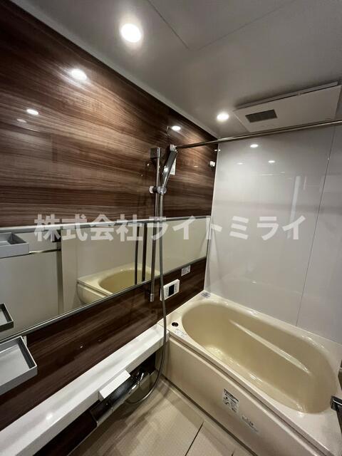 バス・シャワールーム　別部屋の写真です?