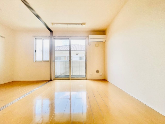 居室・リビング　同一建物内２０２号室内装写真転載