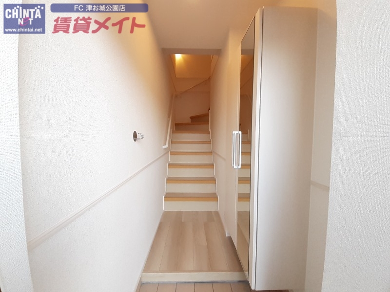 玄関　同タイプ部屋反転写真です。