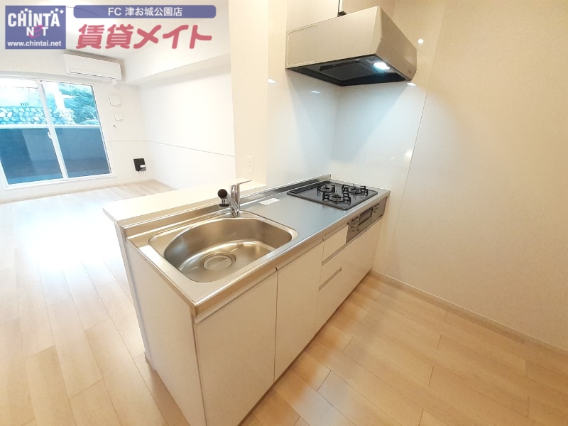 キッチン　同タイプ部屋反転写真です。