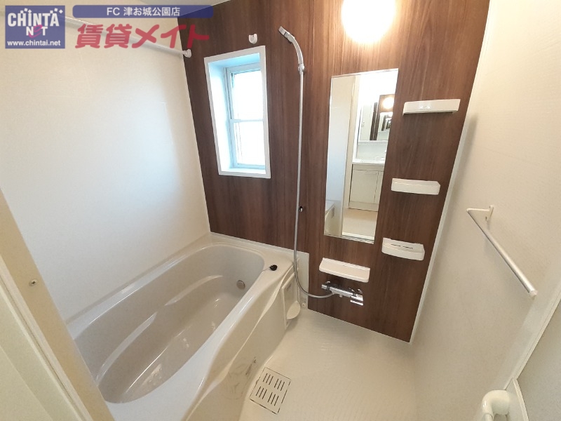 バス・シャワールーム　同タイプ部屋反転写真です。