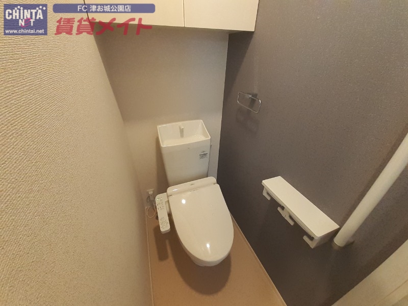 トイレ　同タイプ部屋反転写真です。