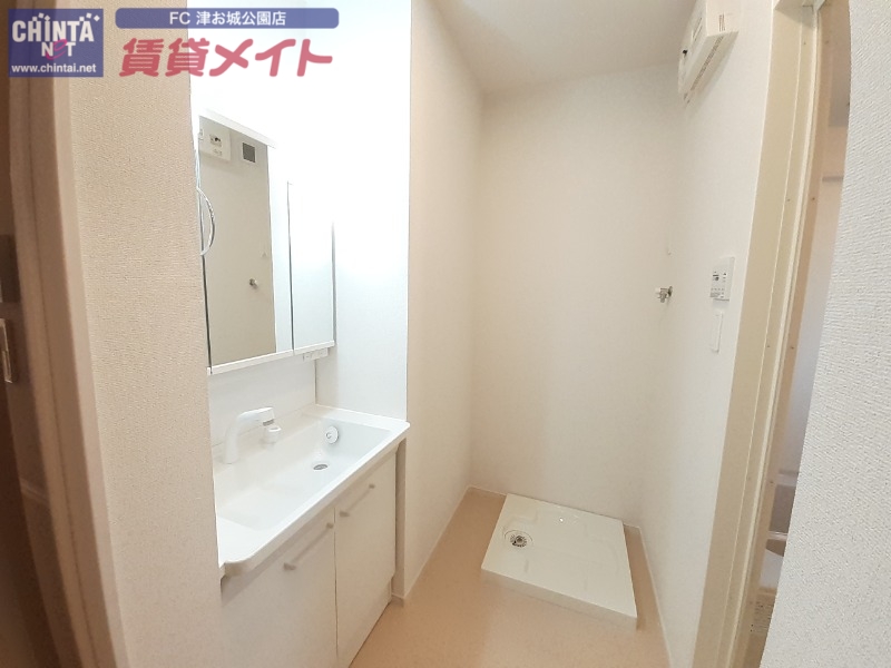 洗面設備　同タイプ部屋反転写真です。