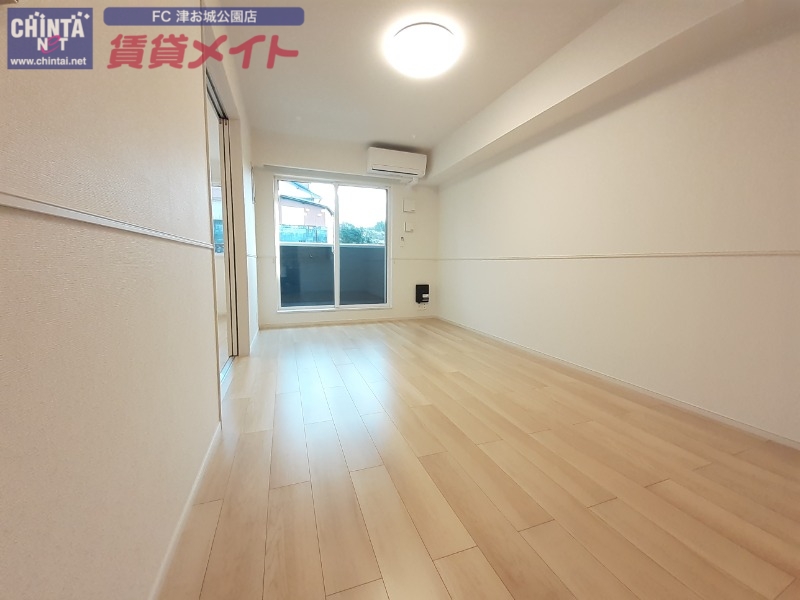 居室・リビング　同タイプ部屋反転写真です。
