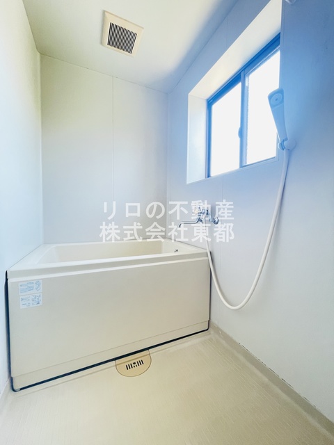 バス・シャワールーム　窓付きのバスルーム♪換気もできて気持ちいいですね♪