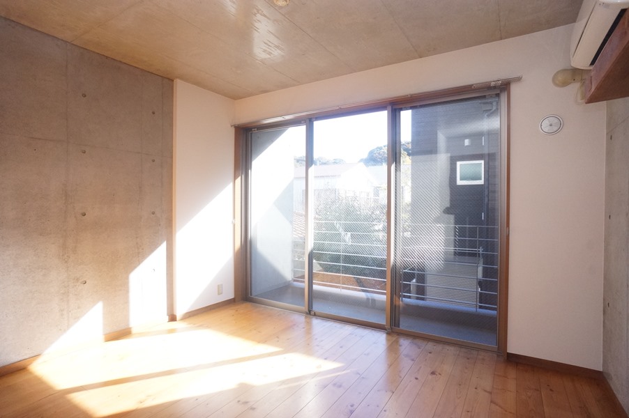 居室・リビング　南向きですが建物あります！窓開口３面で広いです！