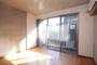 居室・リビング　南向きですが建物あります！窓開口３面で広いです！
