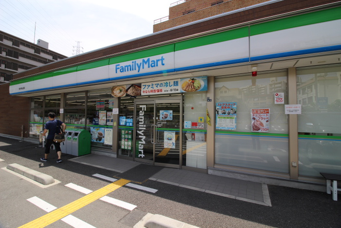 コンビニ　ファミリーマート（コンビニ）まで389m
