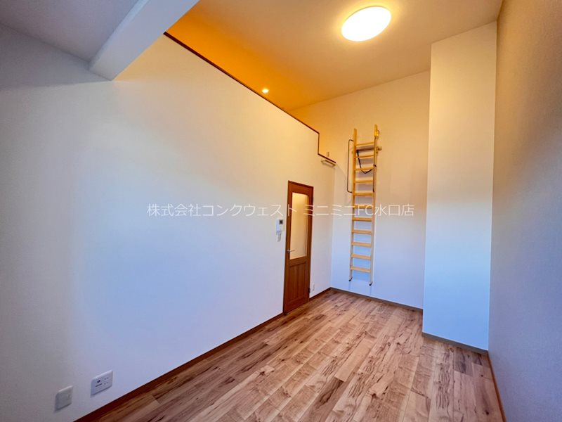 居室・リビング　204号室の内装写真です。