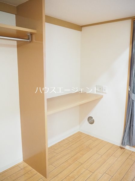 収納　ロフト下に服がかけらる収納あります！
